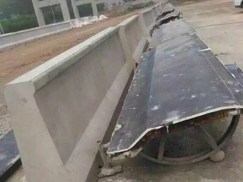 高速公路防撞墙华体会登录入口.jpg